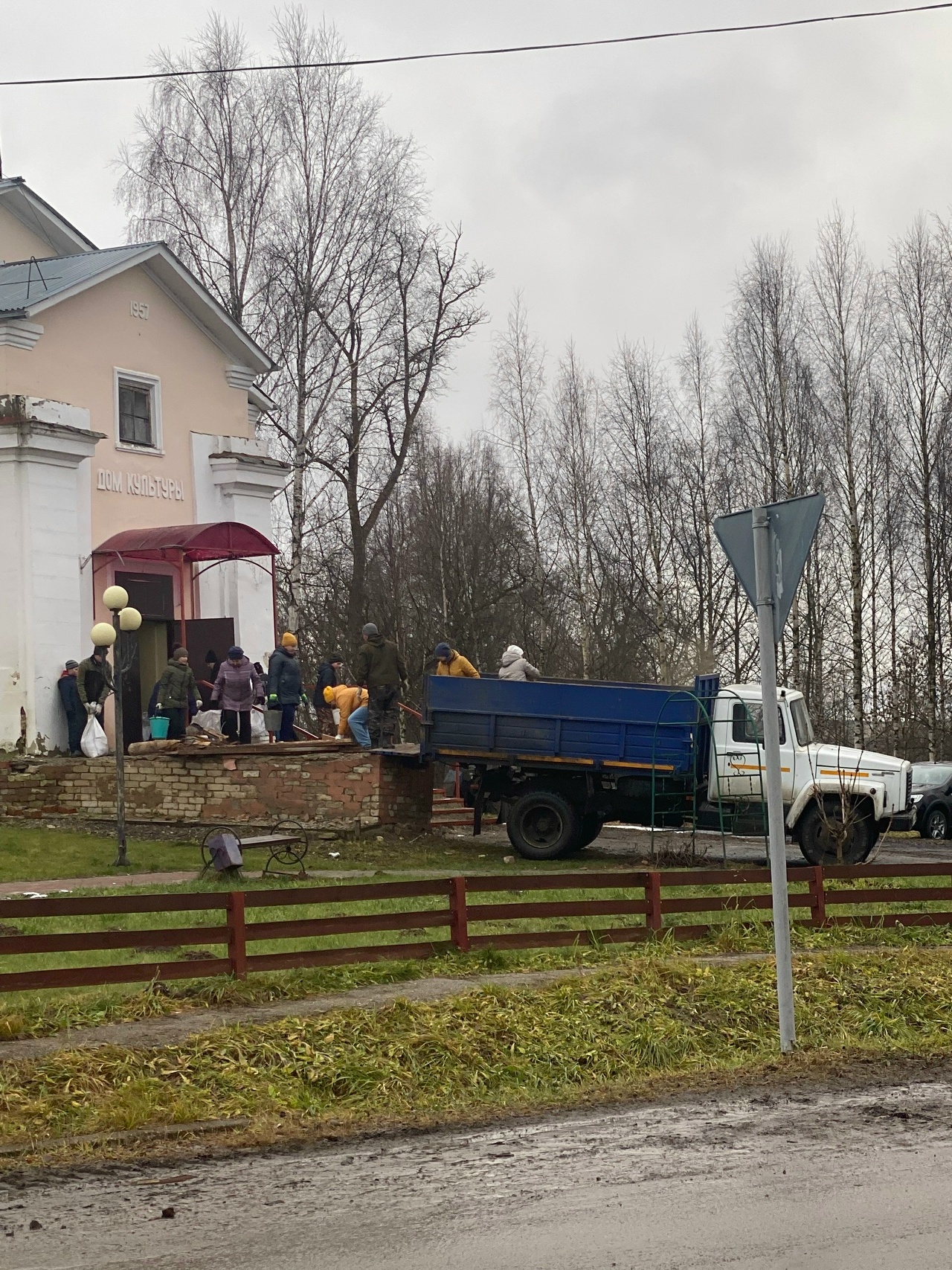 Люди помогают восстановлению храма